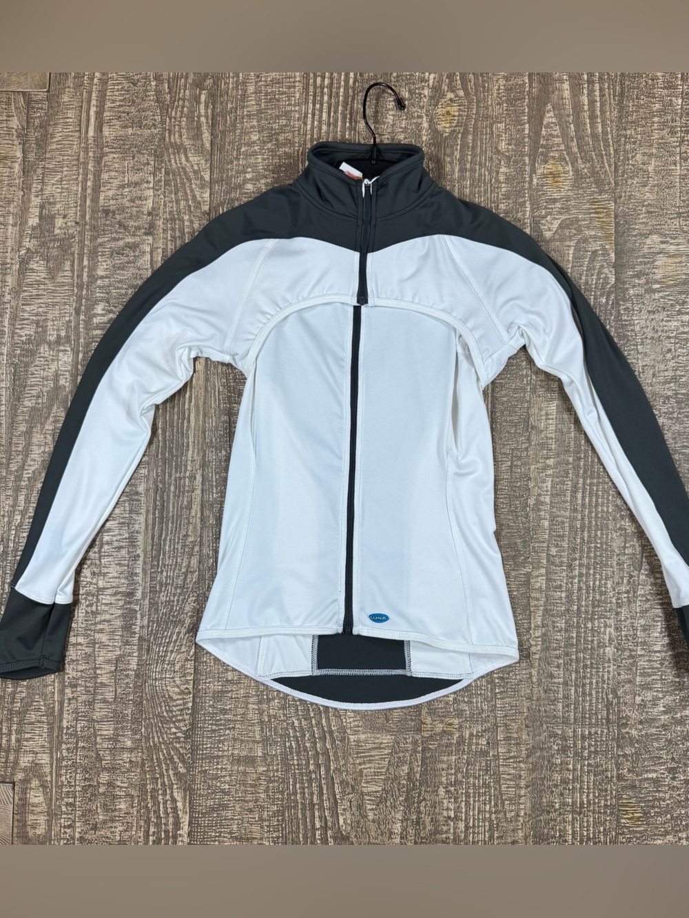 NWT Women’s Light Gray & White Raglan Cycling Jersey with Shrug